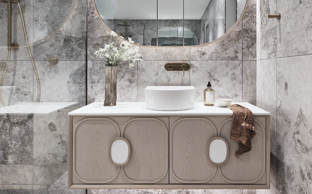 manhattan limestone bathroom detail