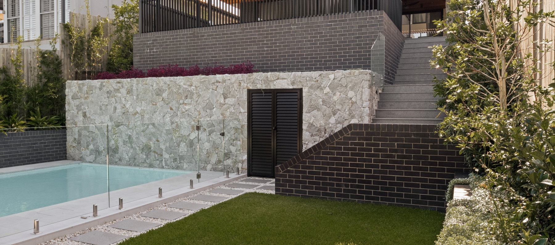 Kingsford Residence_pool_Luna Chiaro Limestone _Hotham Stone Wall Cladding_Silhouette granite stairs