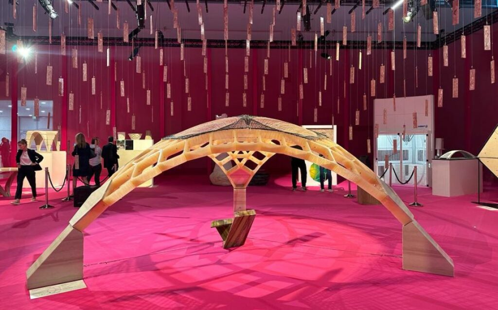 A stone Marmomacc design with a red mat and people around the Marmomacc